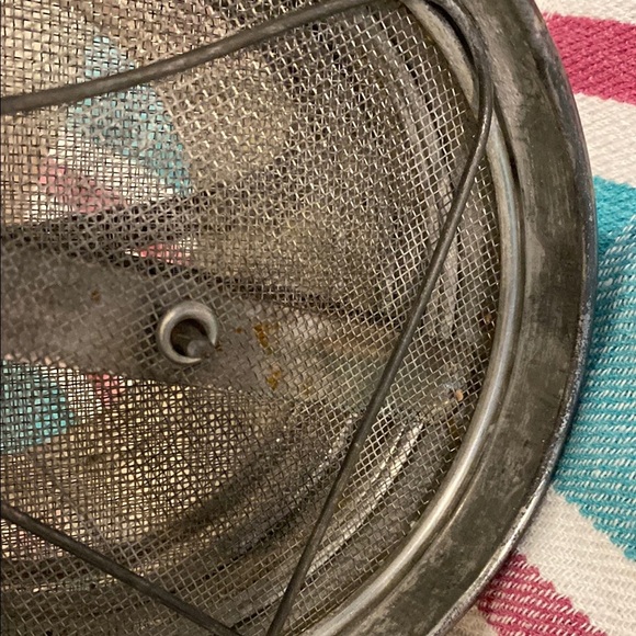 Red and White Retro flour sifter - Picture 3 of 6